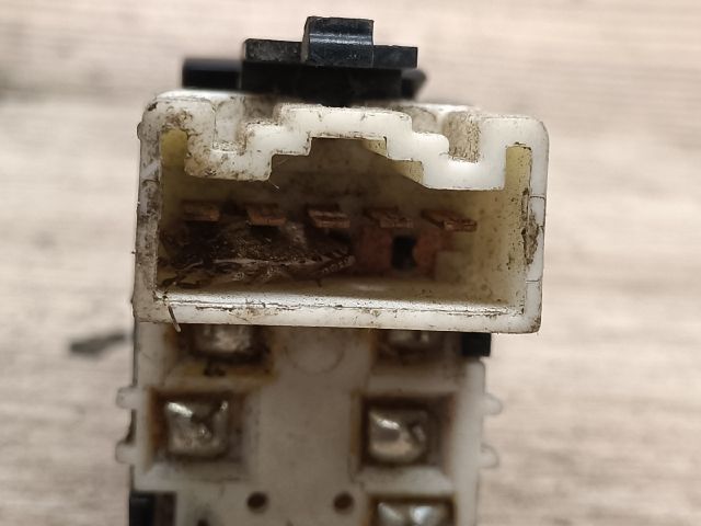 bontott SUZUKI SWIFT II Jobb első Ablakemelő Kapcsoló