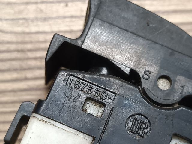 bontott SUZUKI SWIFT II Jobb első Ablakemelő Kapcsoló