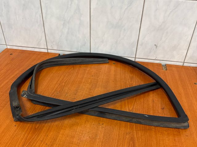 bontott SUZUKI SWIFT II Jobb első Ablakvezető Gumi