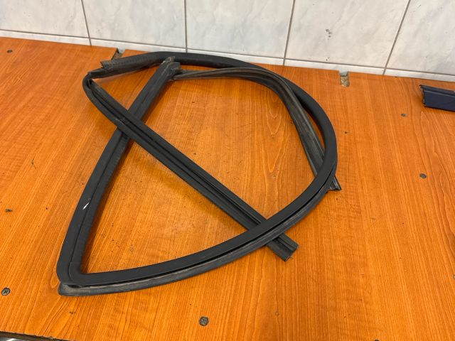 bontott SUZUKI SWIFT II Jobb első Ablakvezető Gumi