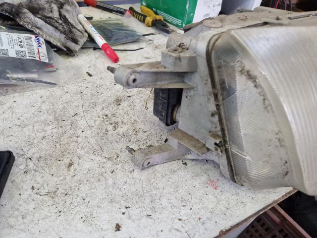 bontott SUZUKI SWIFT II Jobb Fényszóró