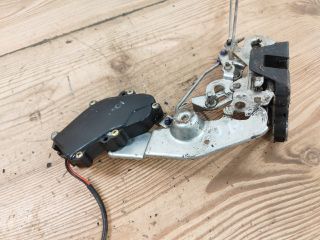 bontott SUZUKI SWIFT II Jobb hátsó Ajtózár