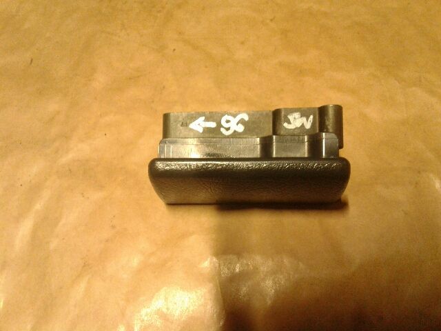 bontott SUZUKI SWIFT II Kesztyűtartó Nyitó Kar / Gomb