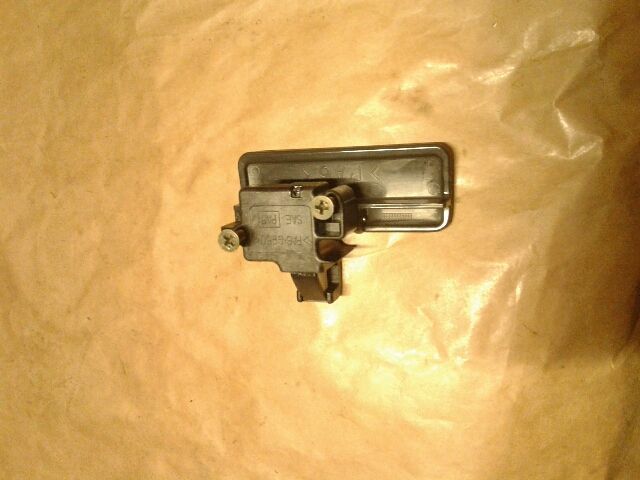 bontott SUZUKI SWIFT II Kesztyűtartó Nyitó Kar / Gomb