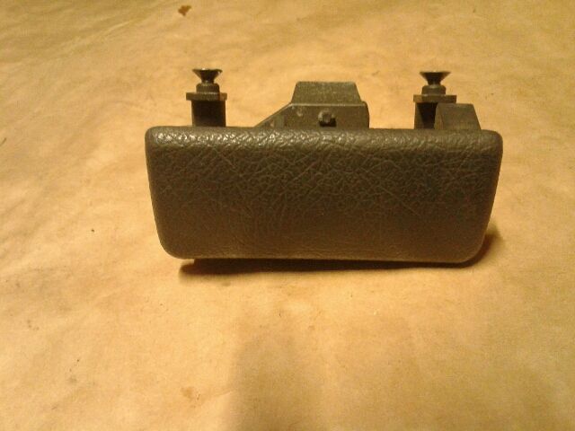 bontott SUZUKI SWIFT II Kesztyűtartó Nyitó Kar / Gomb