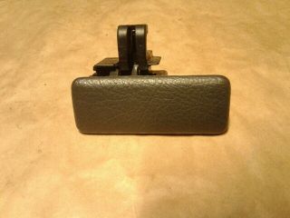 bontott SUZUKI SWIFT II Kesztyűtartó Nyitó Kar / Gomb