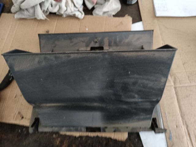 bontott SUZUKI SWIFT II Kesztyűtartó