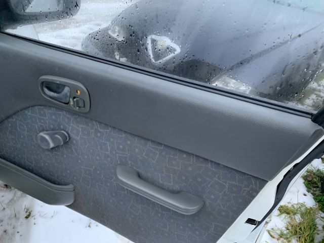 bontott SUZUKI SWIFT II Kesztyűtartó