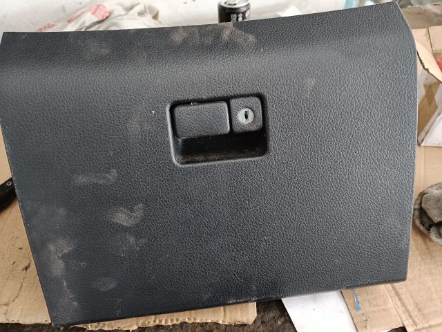 bontott SUZUKI SWIFT II Kesztyűtartó