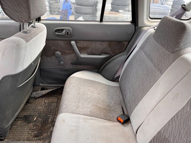 bontott SUZUKI SWIFT II Kesztyűtartó