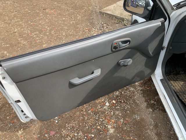 bontott SUZUKI SWIFT II Kesztyűtartó