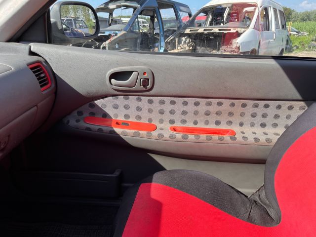 bontott SUZUKI SWIFT II Kesztyűtartó