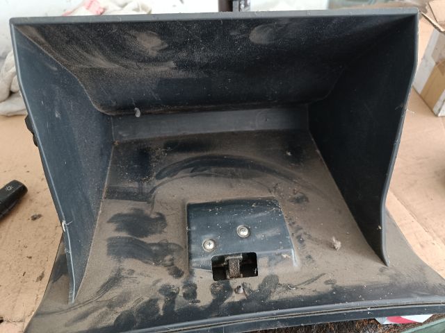 bontott SUZUKI SWIFT II Kesztyűtartó