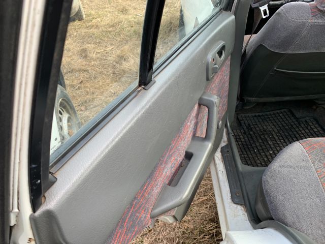 bontott SUZUKI SWIFT II Kesztyűtartó