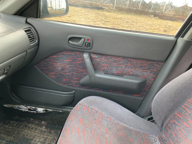 bontott SUZUKI SWIFT II Kesztyűtartó