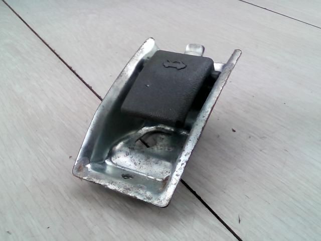 bontott SUZUKI SWIFT II Motorháztető Nyitó Kar / Gomb