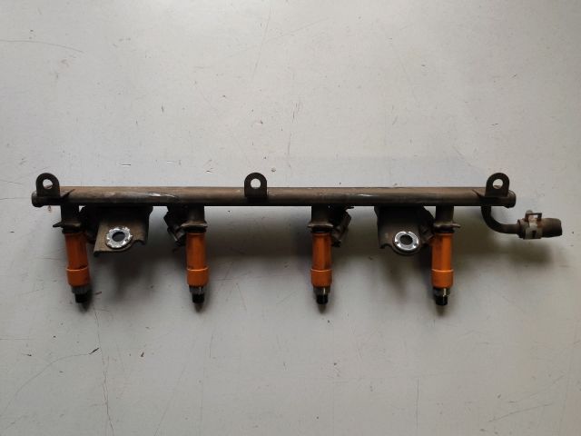 bontott SUZUKI SWIFT III Porlasztó Sor / Híd