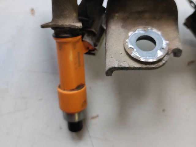 bontott SUZUKI SWIFT III Porlasztó Sor / Híd