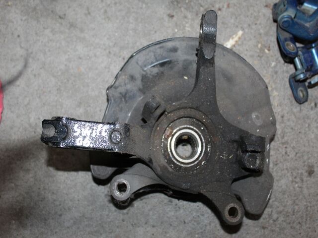 bontott SUZUKI SWIFT III Bal első Csonkállvány Kerékaggyal