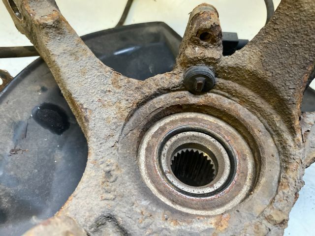 bontott SUZUKI SWIFT III Bal első Csonkállvány Kerékaggyal