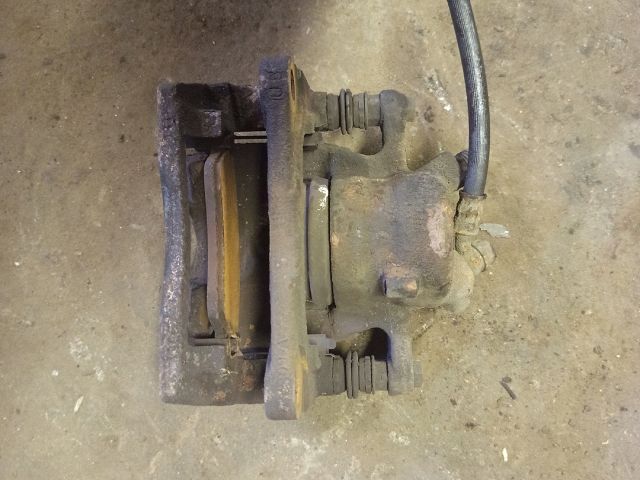 bontott SUZUKI SWIFT III Bal első Féknyereg Munkahengerrel