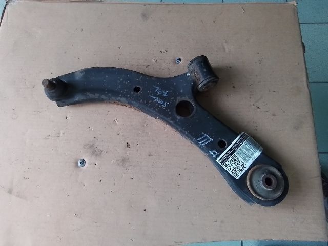 bontott SUZUKI SWIFT III Bal első Lengőkar