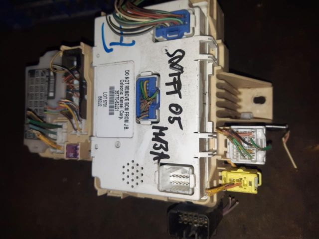 bontott SUZUKI SWIFT III Biztosítéktábla Motortér