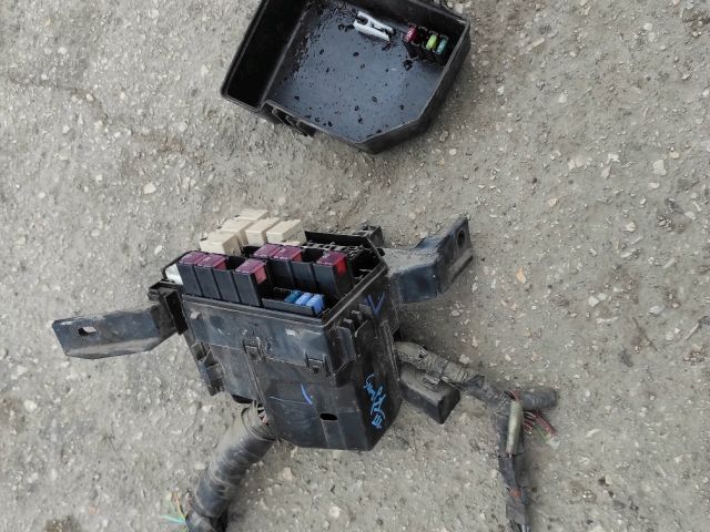 bontott SUZUKI SWIFT III Biztosítéktábla Motortér