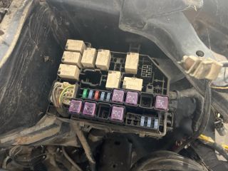 bontott SUZUKI SWIFT III Biztosítéktábla Motortér