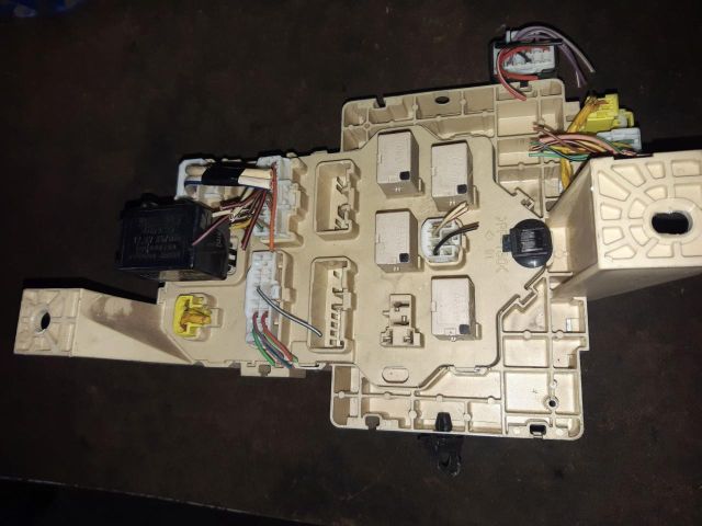 bontott SUZUKI SWIFT III Biztosítéktábla Motortér