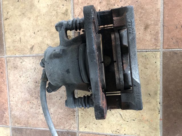 bontott SUZUKI SWIFT III Bal első Féknyereg Munkahengerrel