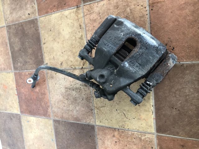 bontott SUZUKI SWIFT III Bal első Féknyereg Munkahengerrel