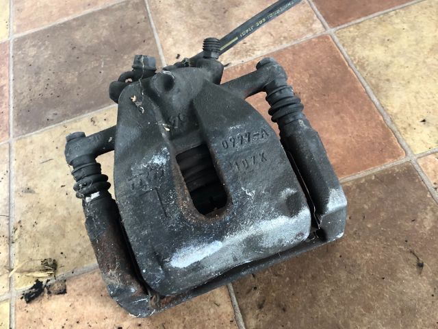 bontott SUZUKI SWIFT III Bal első Féknyereg Munkahengerrel