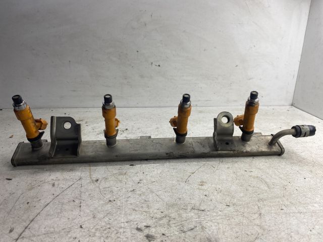 bontott SUZUKI SWIFT III Porlasztó Sor / Híd