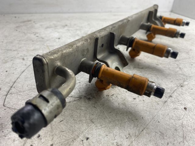 bontott SUZUKI SWIFT III Porlasztó Sor / Híd