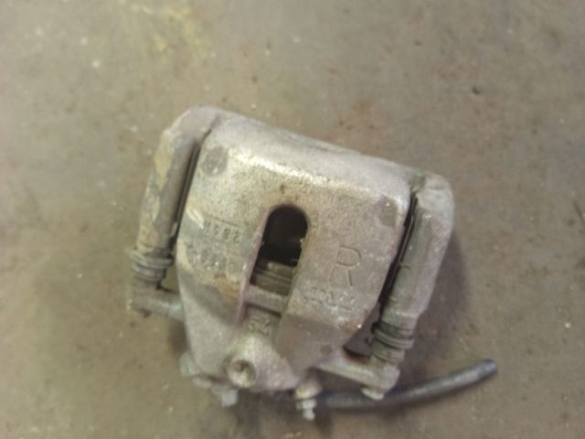 bontott SUZUKI SWIFT III Jobb első Féknyereg Munkahengerrel