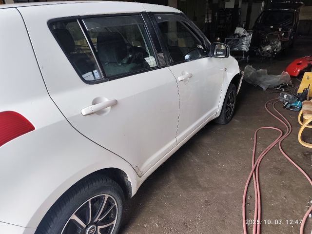 bontott SUZUKI SWIFT III Jobb Motorburkolat