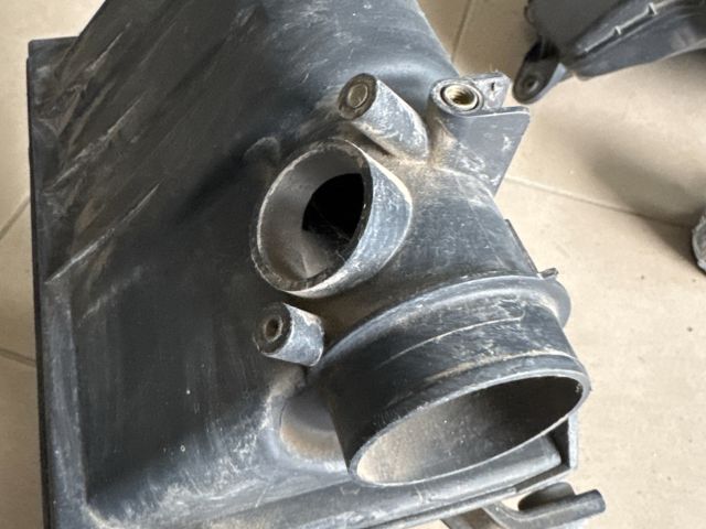 bontott SUZUKI SWIFT III Légszűrő Ház