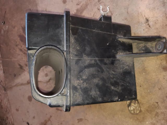 bontott SUZUKI SWIFT III Légszűrő Ház