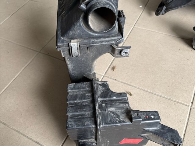 bontott SUZUKI SWIFT III Légszűrő Ház