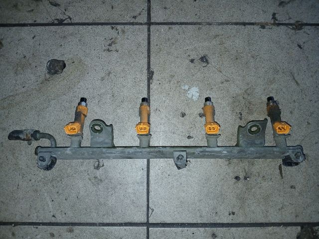 bontott SUZUKI SWIFT III Porlasztó Sor / Híd