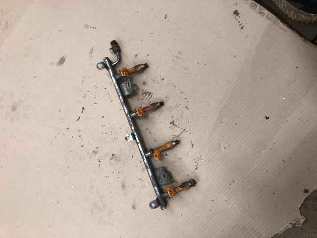 bontott SUZUKI SWIFT III Porlasztó Sor / Híd