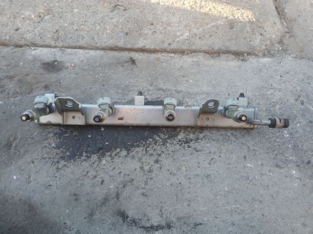 bontott SUZUKI SWIFT III Porlasztó Sor / Híd