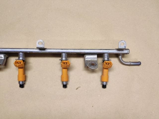 bontott SUZUKI SWIFT III Porlasztó Sor / Híd