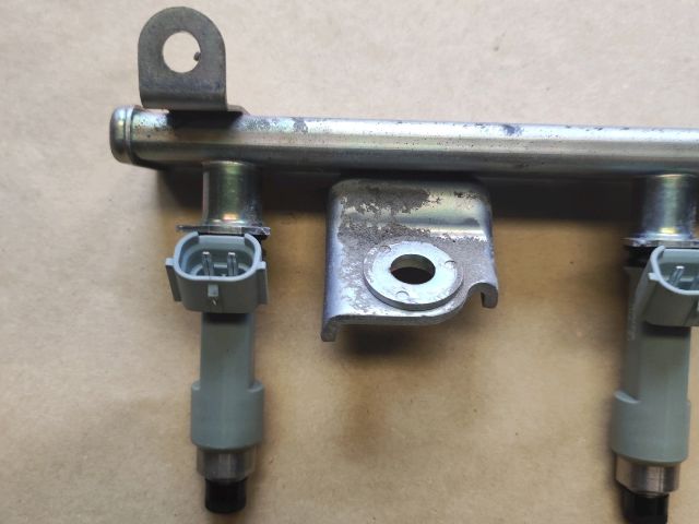 bontott SUZUKI SWIFT III Porlasztó Sor / Híd