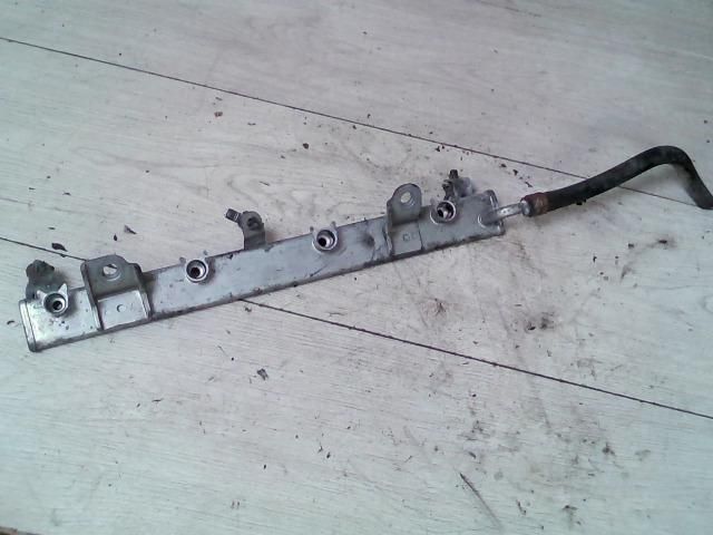 bontott SUZUKI SWIFT III Porlasztó Sor / Híd