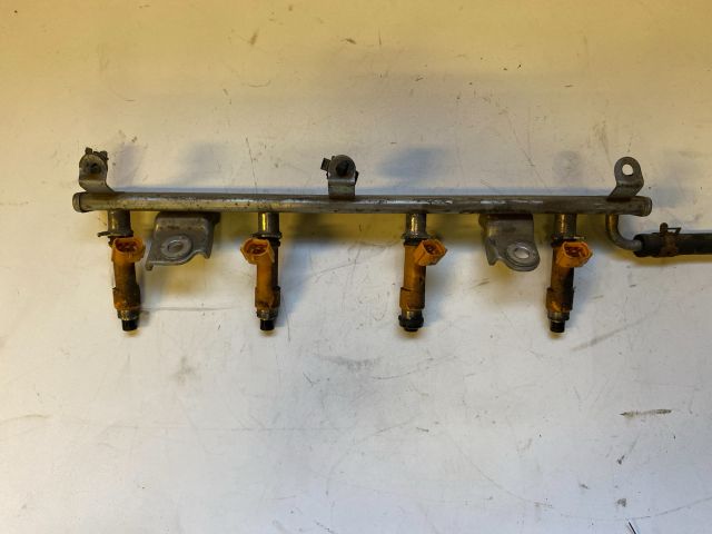 bontott SUZUKI SWIFT III Porlasztó Sor / Híd