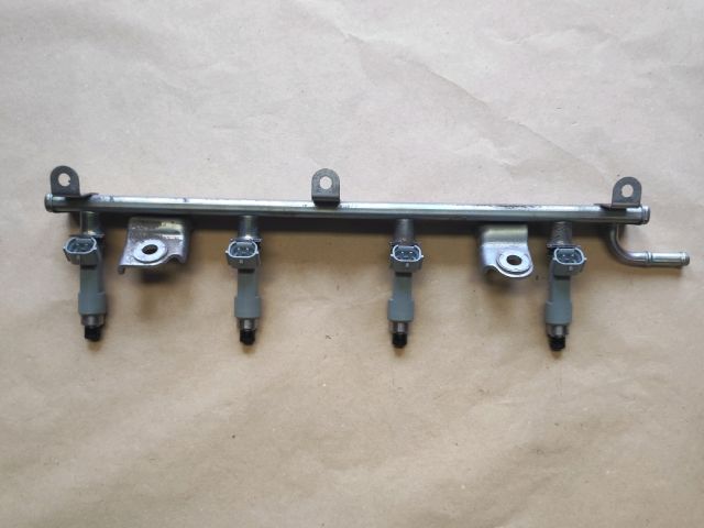 bontott SUZUKI SWIFT III Porlasztó Sor / Híd