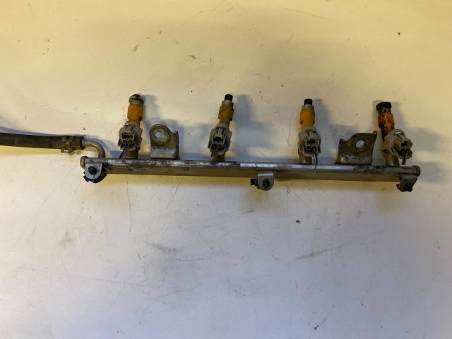 bontott SUZUKI SWIFT III Porlasztó Sor / Híd