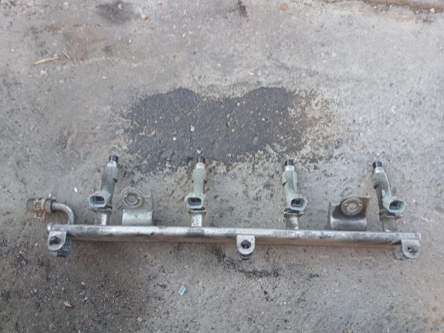 bontott SUZUKI SWIFT III Porlasztó Sor / Híd